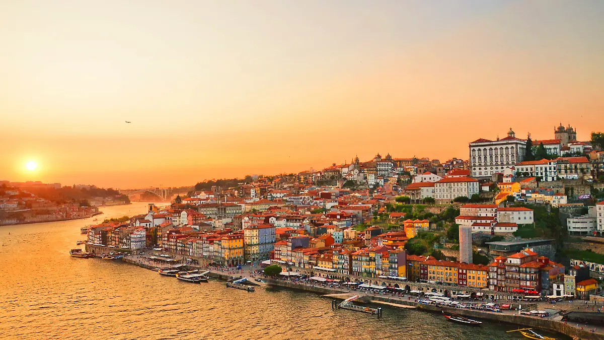 Sonnenuntergang über dem Stadtzentrum von Porto und dem Fluss Douro. Die Brücke Dom Luis I. ist ein beliebtes Ausflugsziel.