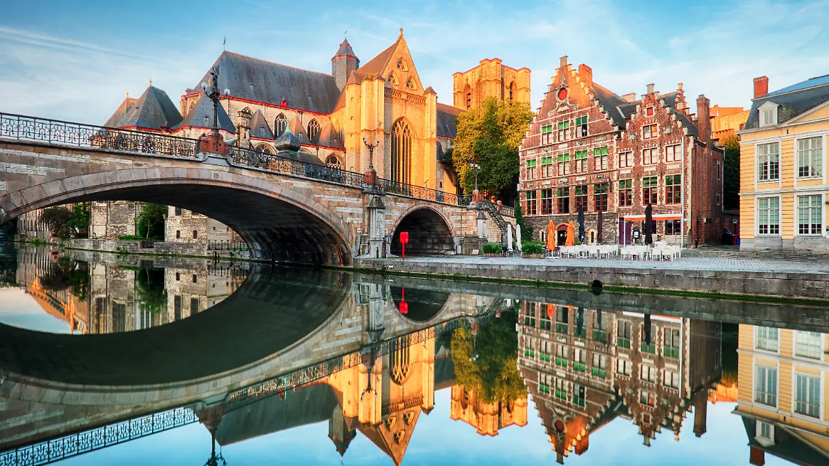 Mittelalterliche Kathedrale und Brücke über einem Kanal in Gent