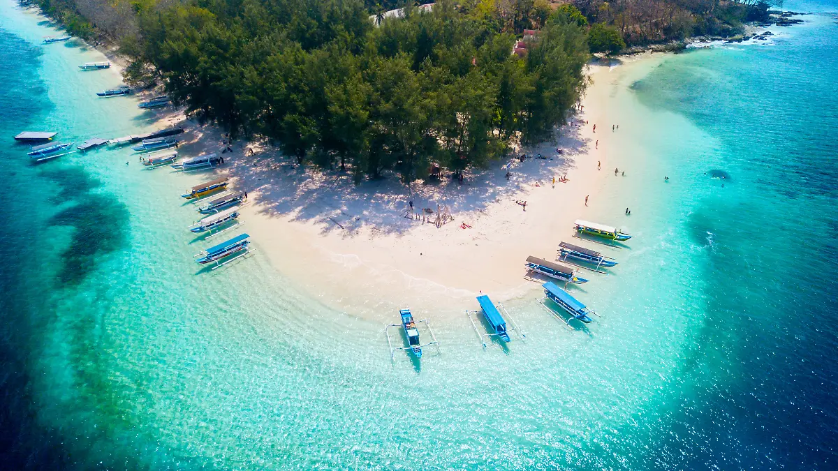 Luftaufnahme von traditionellen Booten, die am Strand von Gili Rengit in Lombok, Indonesien, vor Anker liegen