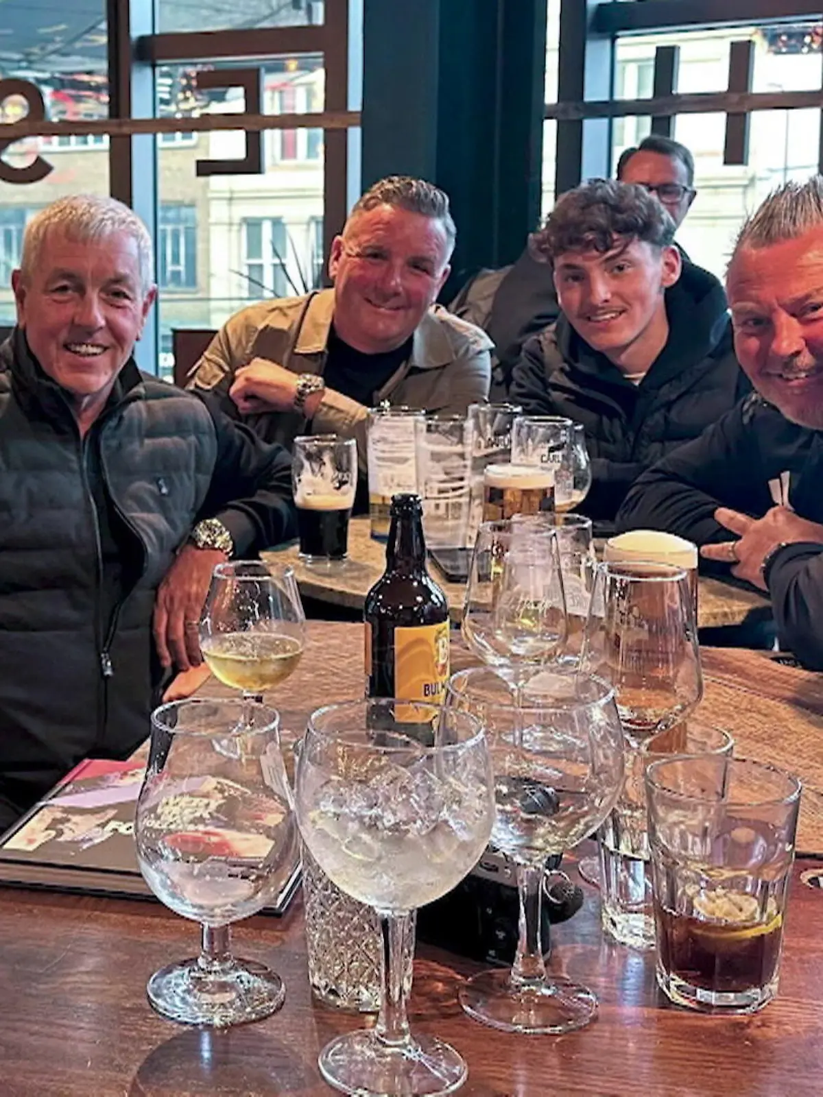 Bild zu: "Prinz William überrascht Fußballfans in Pub"
