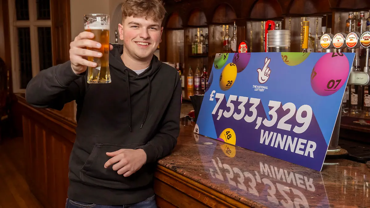 Prost! James Clarkson gewinnt umgerechnet etwa neun Millionen Euro im Lotto.