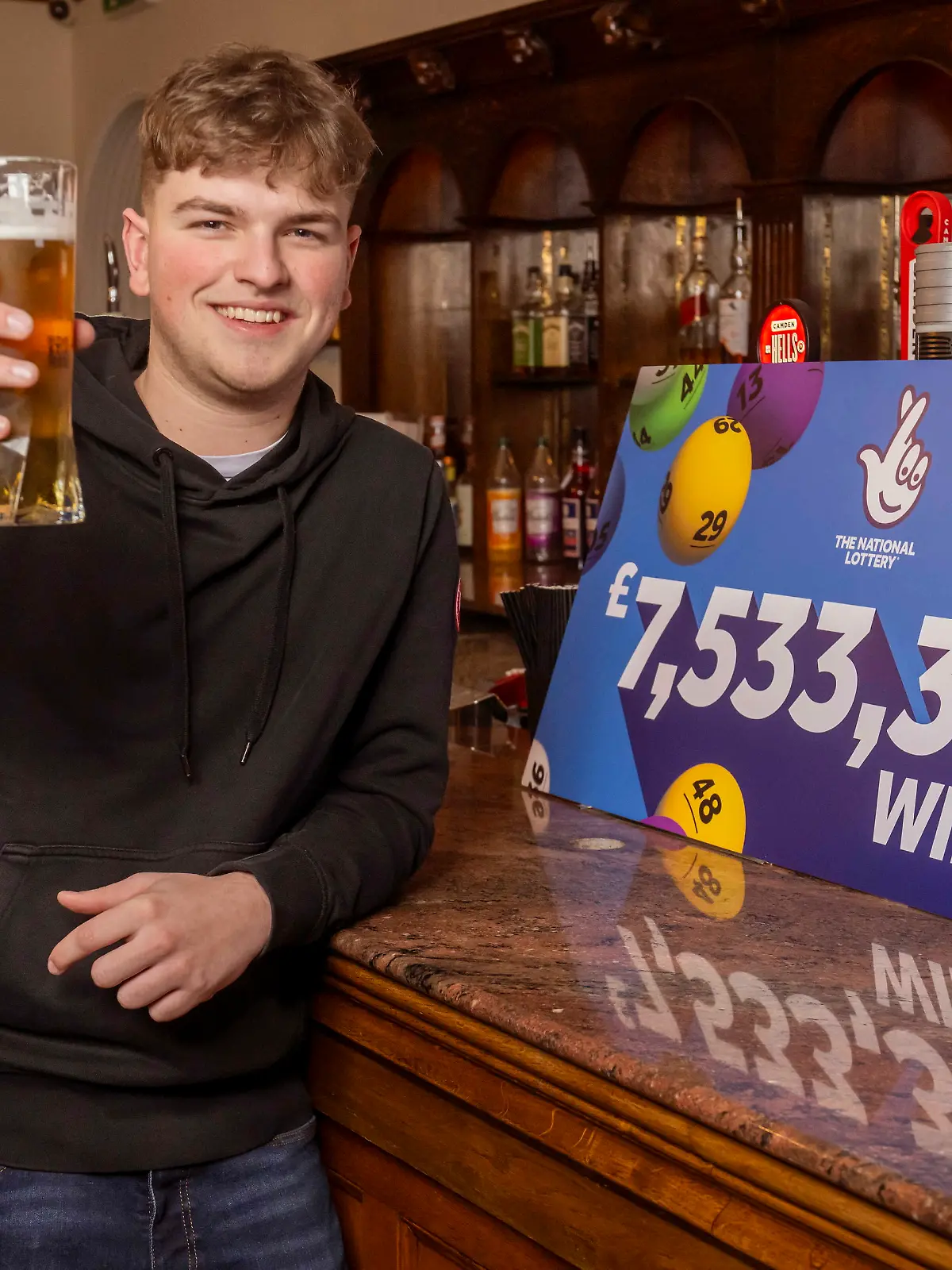 Prost! James Clarkson gewinnt umgerechnet etwa neun Millionen Euro im Lotto.