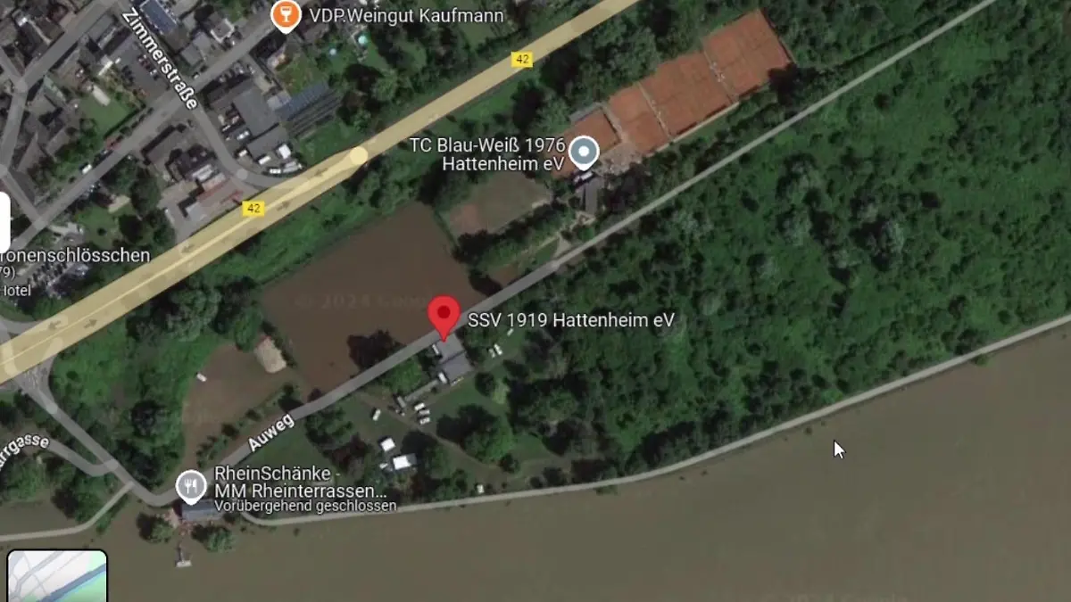 Bei Google Maps sieht man dort, wo der Sportplatz ist, nur einen braunen Fleck