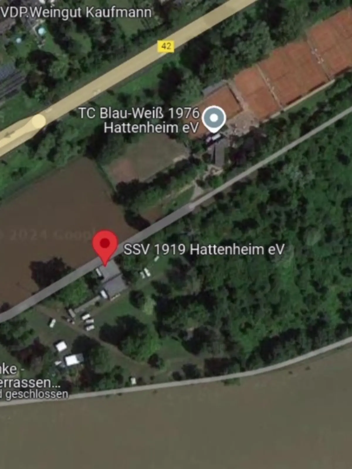 Bei Google Maps sieht man dort, wo der Sportplatz ist, nur einen braunen Fleck