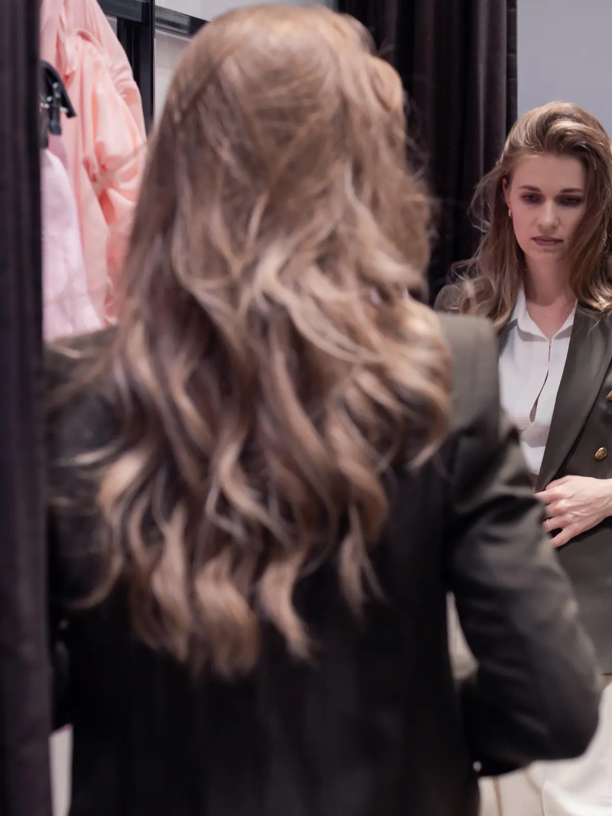 
Tricks der Modeläden: Warum sehen wir in Umkleiden immer anders aus?
