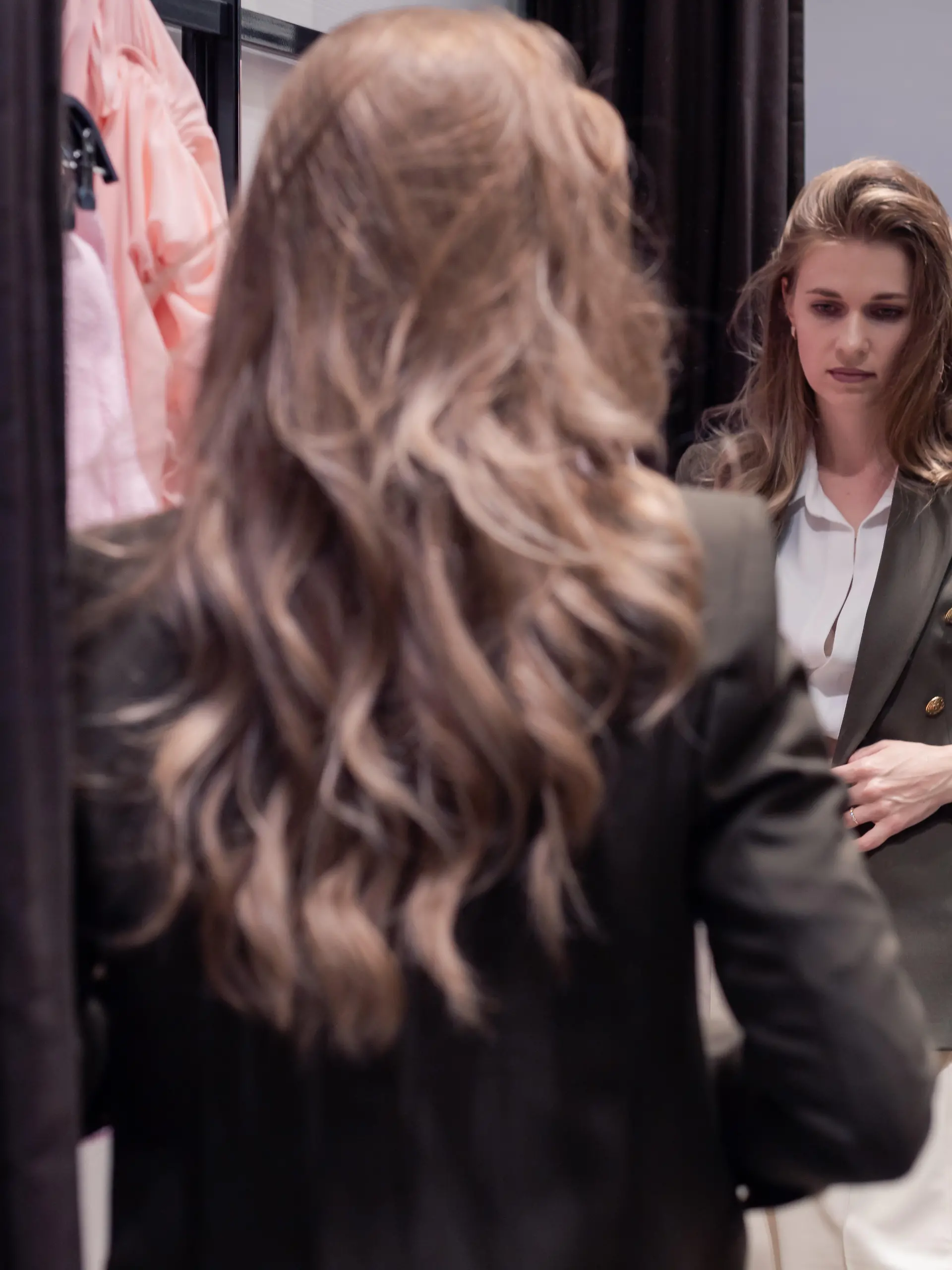 
Tricks der Modeläden: Warum sehen wir in Umkleiden immer anders aus?
