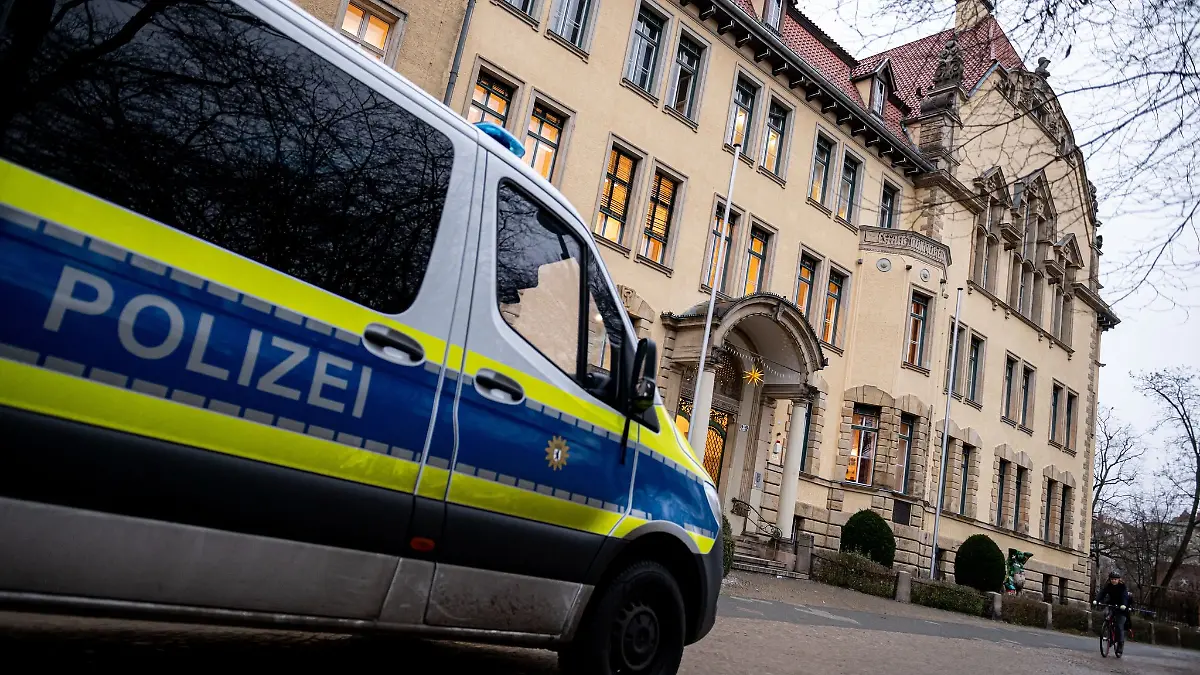 Nach einem Vorfall an der Bergius-Schule in Friedenau, bei der ein Schüler bedroht wurde, sieht die Polizei dort weiter nach dem Rechten.