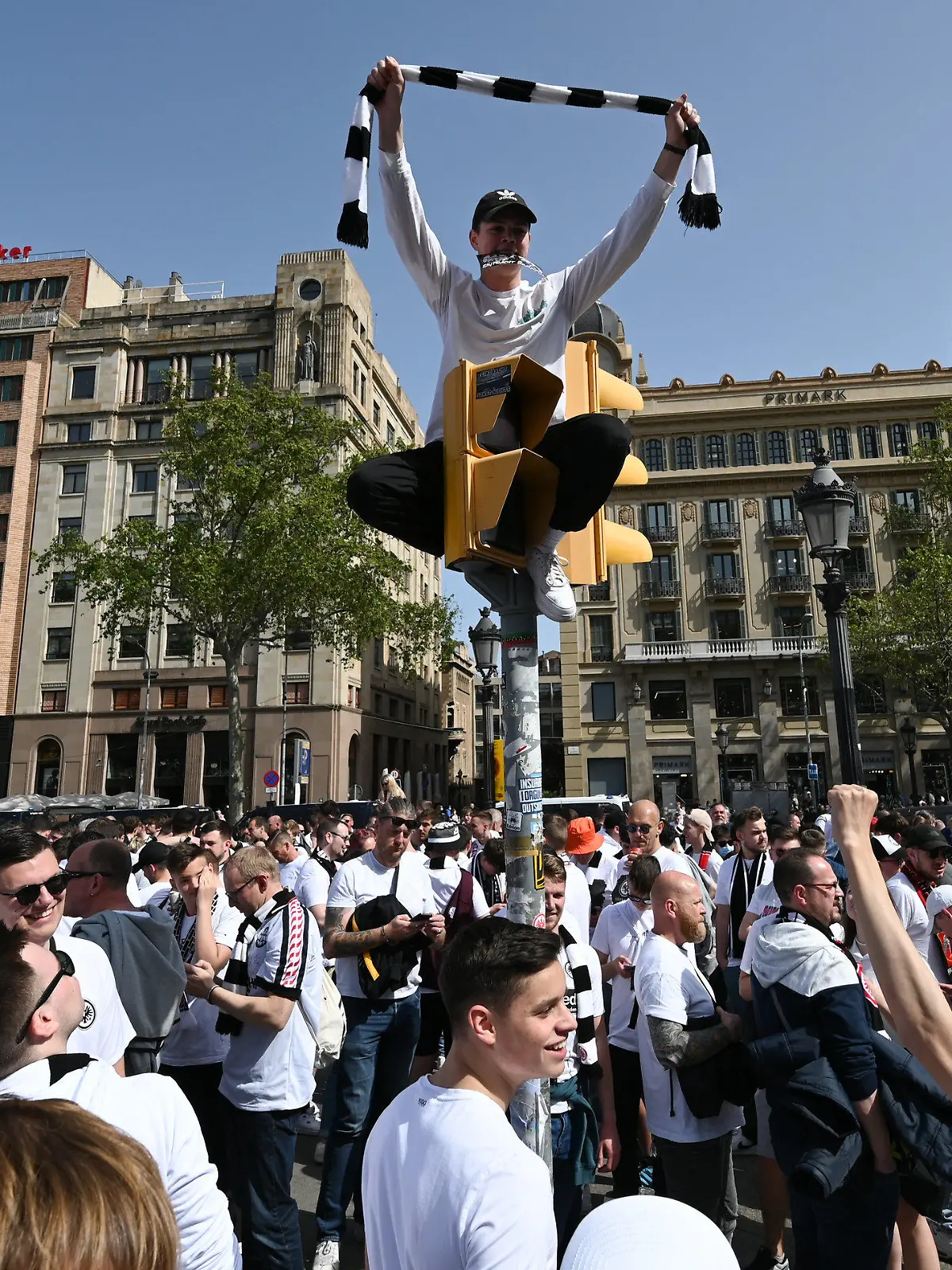 14.04.2022, Spanien, Barcelona: Fußball: Europa League, FC Barcelona - Eintracht Frankfurt, K.o.-Runde, Viertelfinale, Rückspiele. Eintracht-Fans feiern an ihrem Treffpunkt am Placa de Catalunya. Foto: Arne Dedert/dpa +++ dpa-Bildfunk +++
