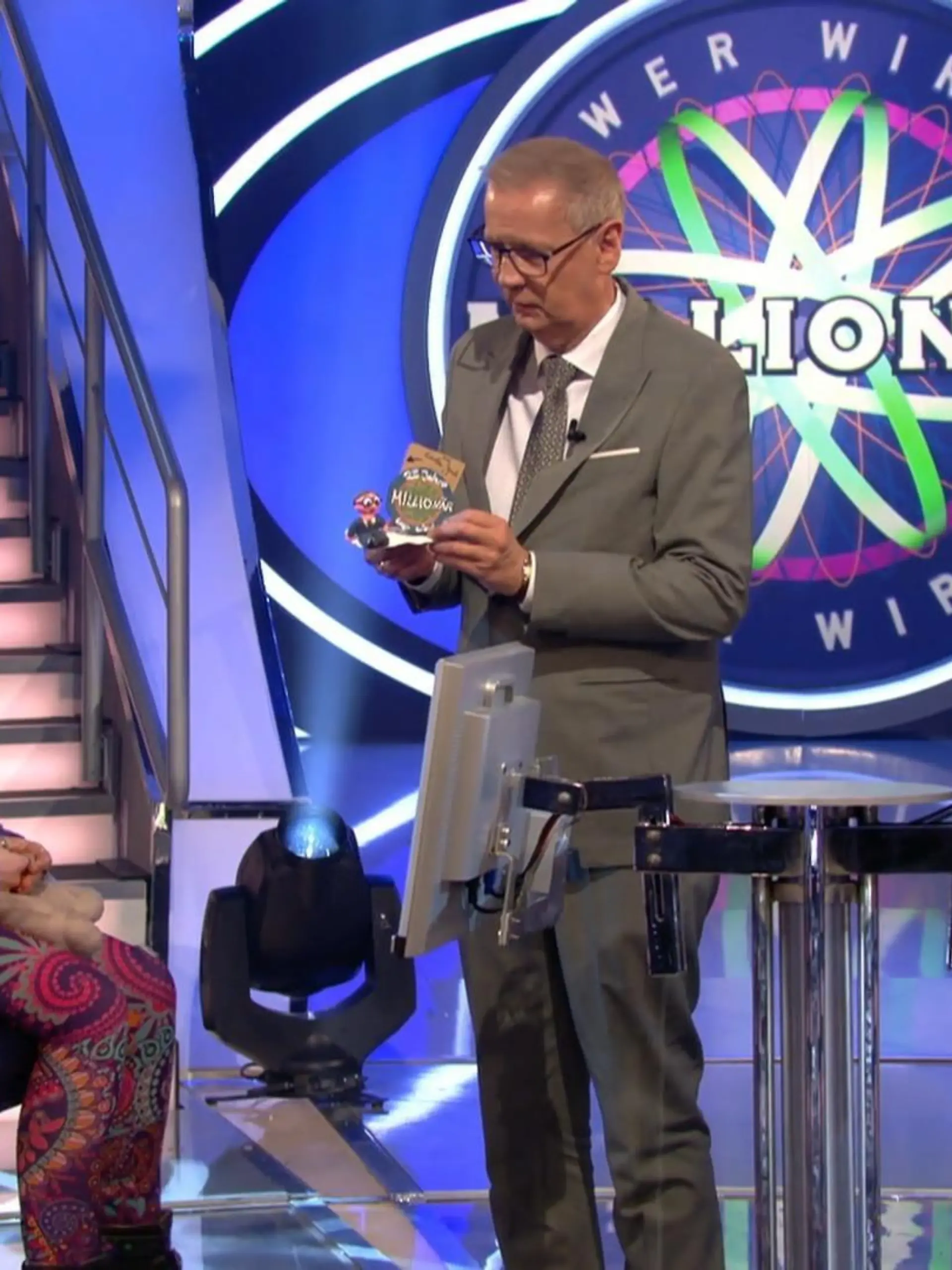 Mit ihrer Bastelei macht „Wer wird Millionär?”-Kandidatin Maja Nickles Moderator Günther Jauch eine wahre Freude