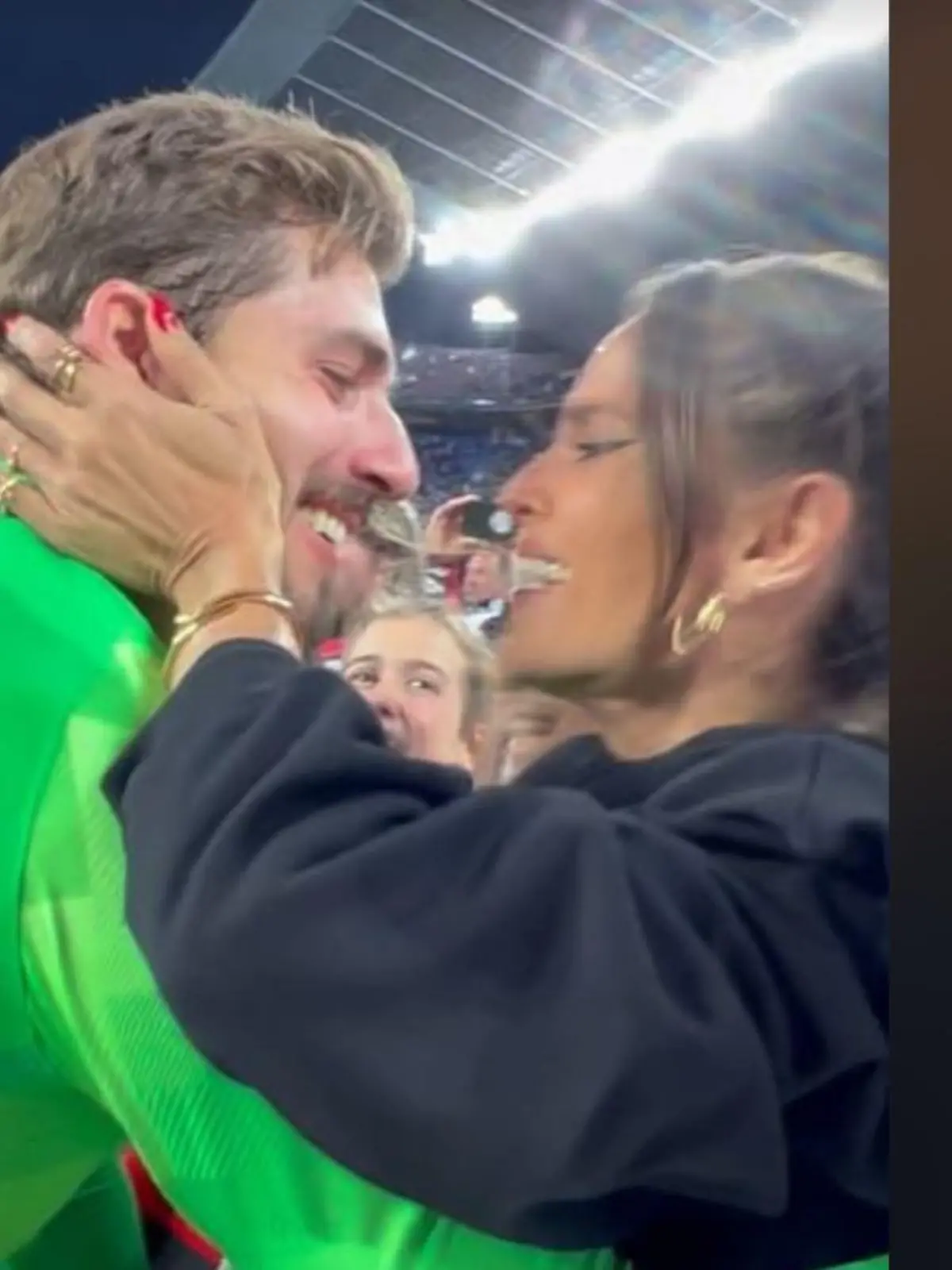 Kevin Trapp holt sich ein Küsschen seiner Izabel ab