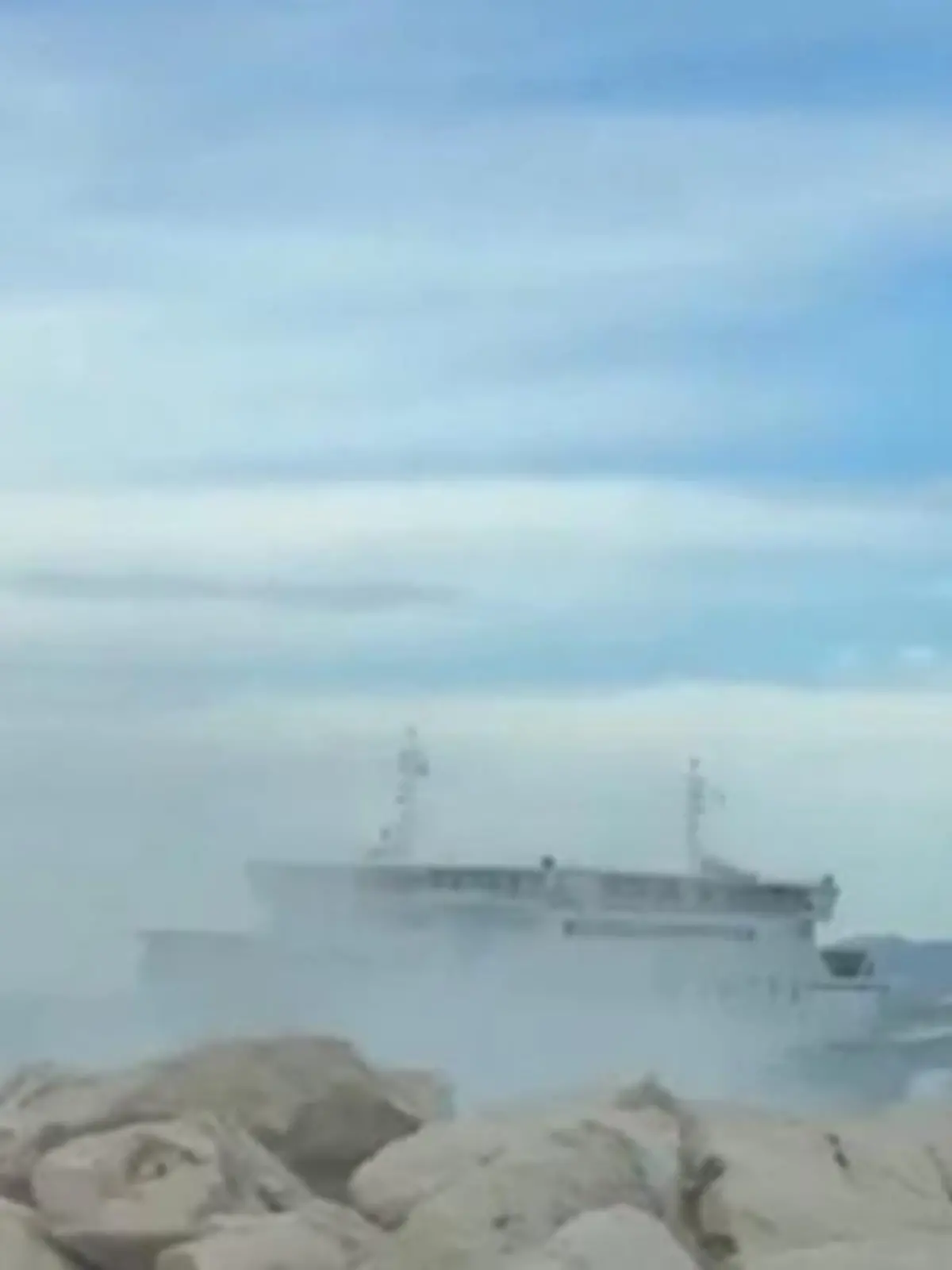 Bild zu: "Tourischiff in Kroatien kämpft sich durch Winter-Orkan"