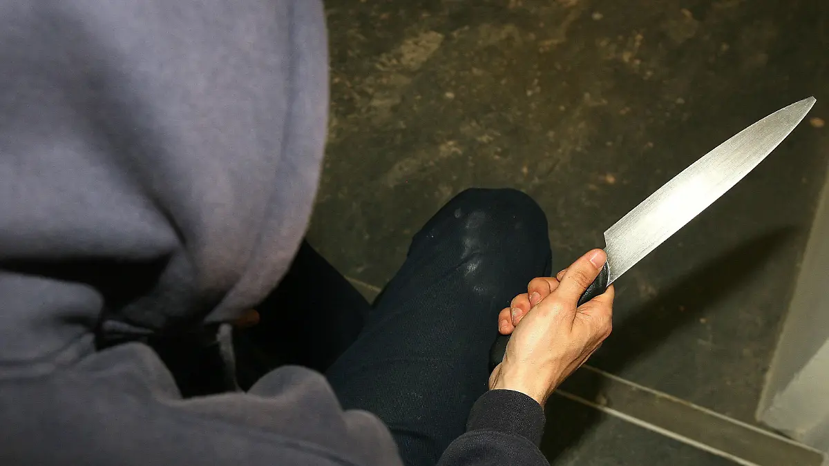 Knife crime figures. PICTURE POSED BY MODEL File photo dated 25/4/09 of a man in a hoodie holding a knife. The number of young offenders cautioned or sentenced after being caught with knives has hit the highest level for nearly eight years. Issue date: Thursday September 14, 2017. See PA story CRIME Knife. Photo credit should read: Katie Collins/PA Wire URN:32814502 |