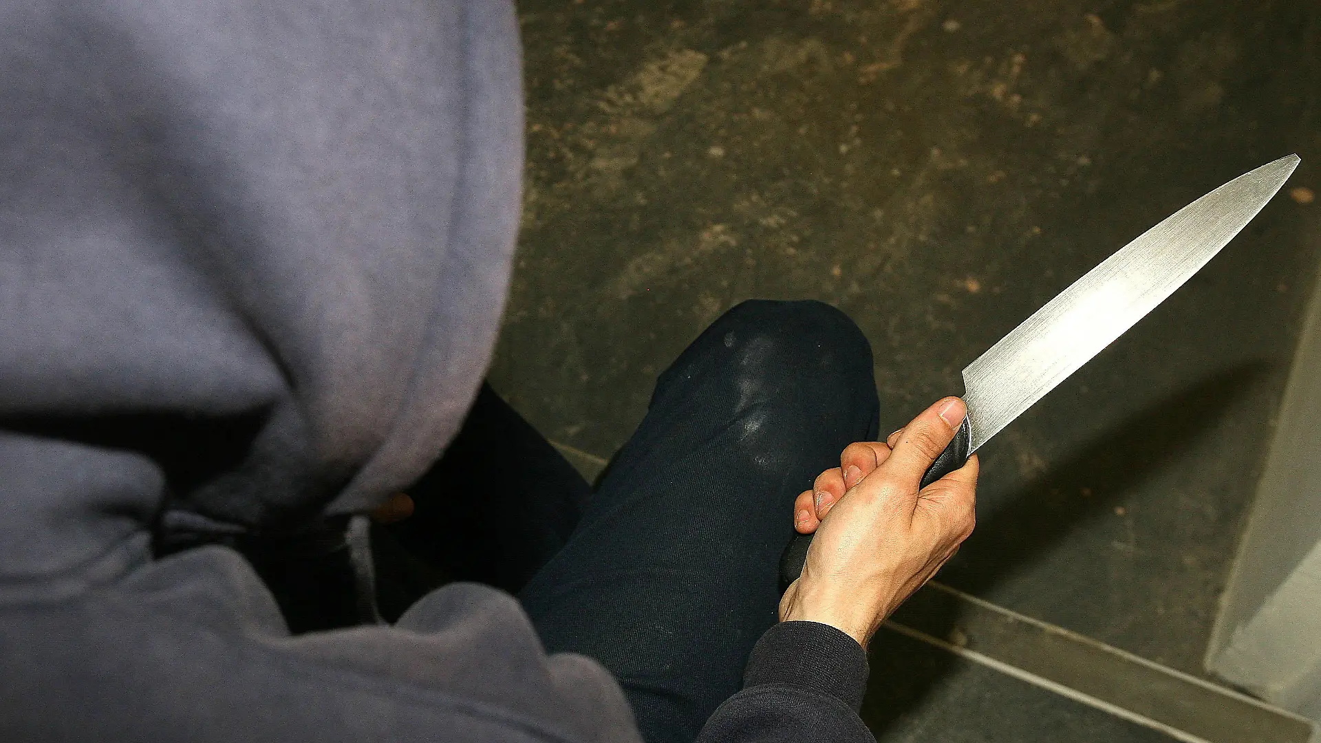 Knife crime figures. PICTURE POSED BY MODEL File photo dated 25/4/09 of a man in a hoodie holding a knife. The number of young offenders cautioned or sentenced after being caught with knives has hit the highest level for nearly eight years. Issue date: Thursday September 14, 2017. See PA story CRIME Knife. Photo credit should read: Katie Collins/PA Wire URN:32814502 |
