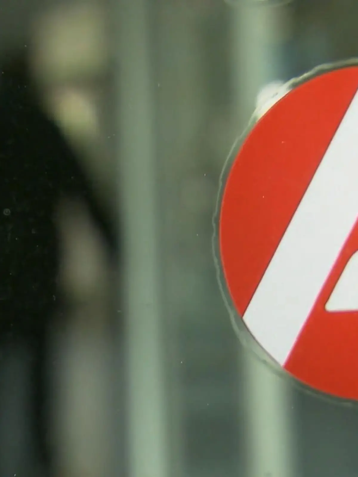 Bild zu: "Keine Arbeit, weniger Geld "
