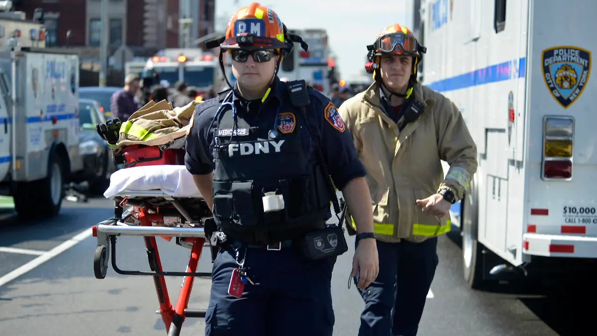 News Bilder des Tages Attack In Brooklyn, New York Police and the FBI are searching for the terrorist who exploded a homemade grenade in an R train car in Brooklyn, New York, on Tuesday, April 12, 2020 then shot at passengers. The terrorist attack occurred at 8:26 a.m., 16 people were injured, 10 were shot and five are in critical but stable condition. New York United States PUBLICATIONxNOTxINxFRA Copyright: xDeccioxSerranox originalFilename: serrano-notitle220412_np0MI.jpg