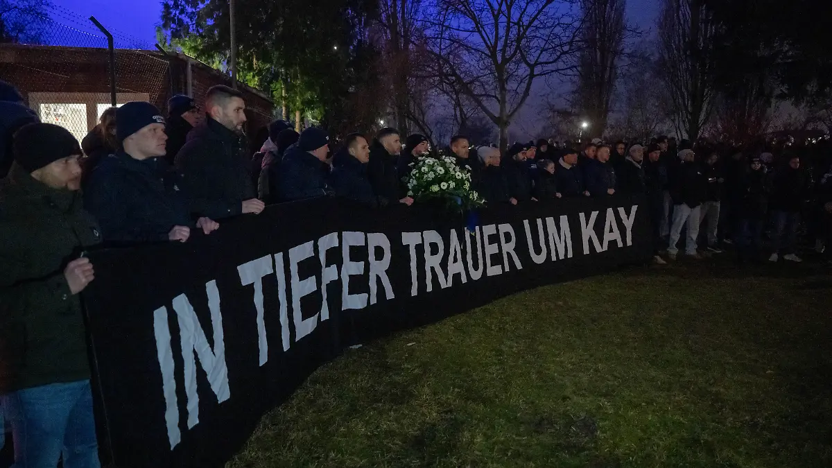 In Gedenken an Kay Bernstein haben sich am ersten Todestag des ehemaligen Hertha-Präsidenten mehrere hundert Menschen am Olympiastadion versammelt.
