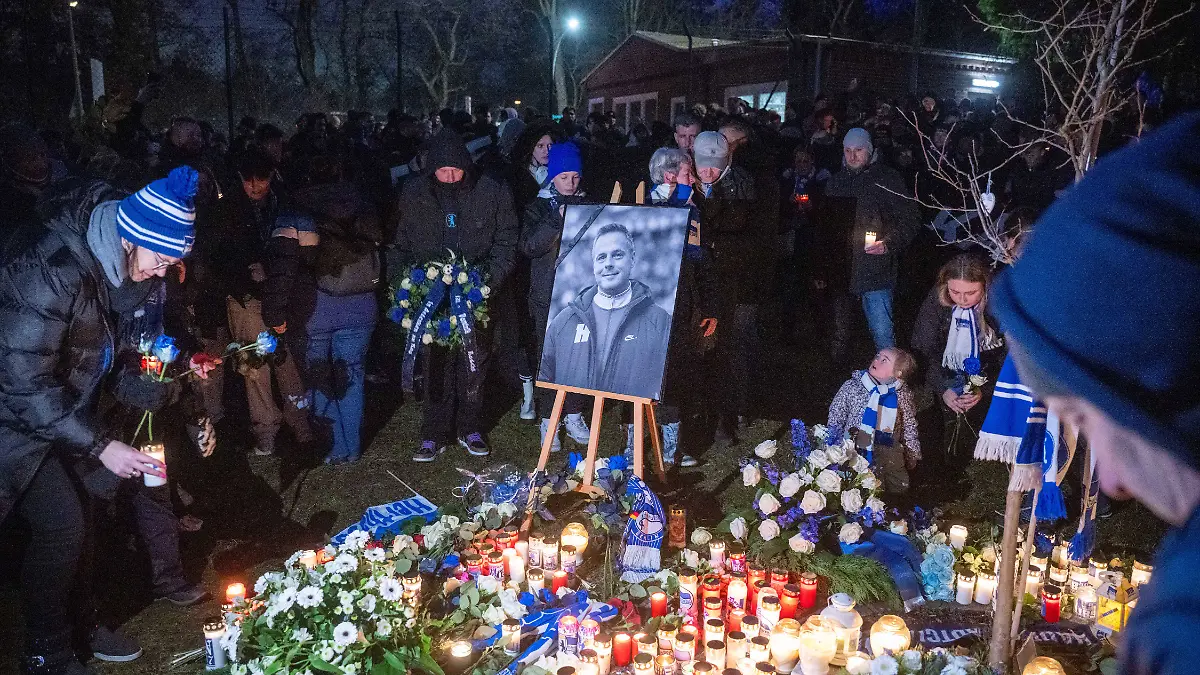 In Gedenken an Kay Bernstein haben sich am ersten Todestag des ehemaligen Hertha-Präsidenten mehrere hundert Menschen am Olympiastadion versammelt.