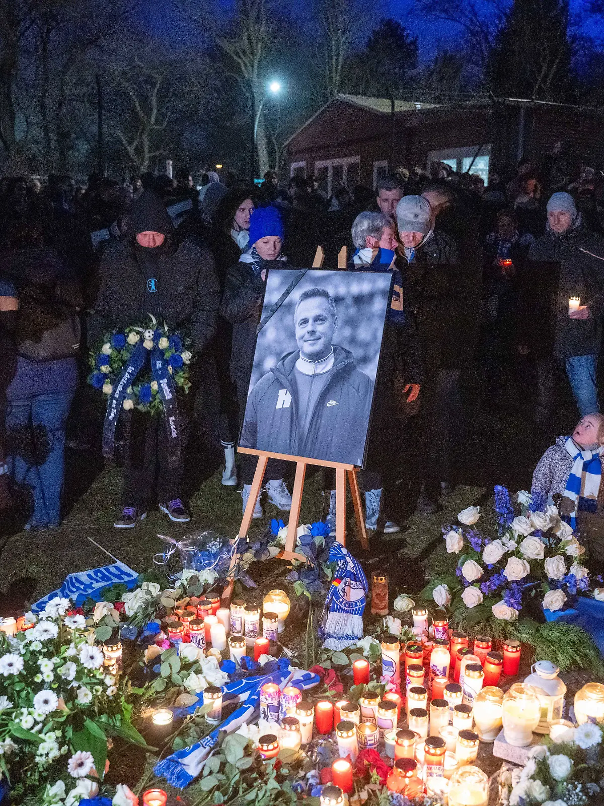 In Gedenken an Kay Bernstein haben sich am ersten Todestag des ehemaligen Hertha-Präsidenten mehrere hundert Menschen am Olympiastadion versammelt. 