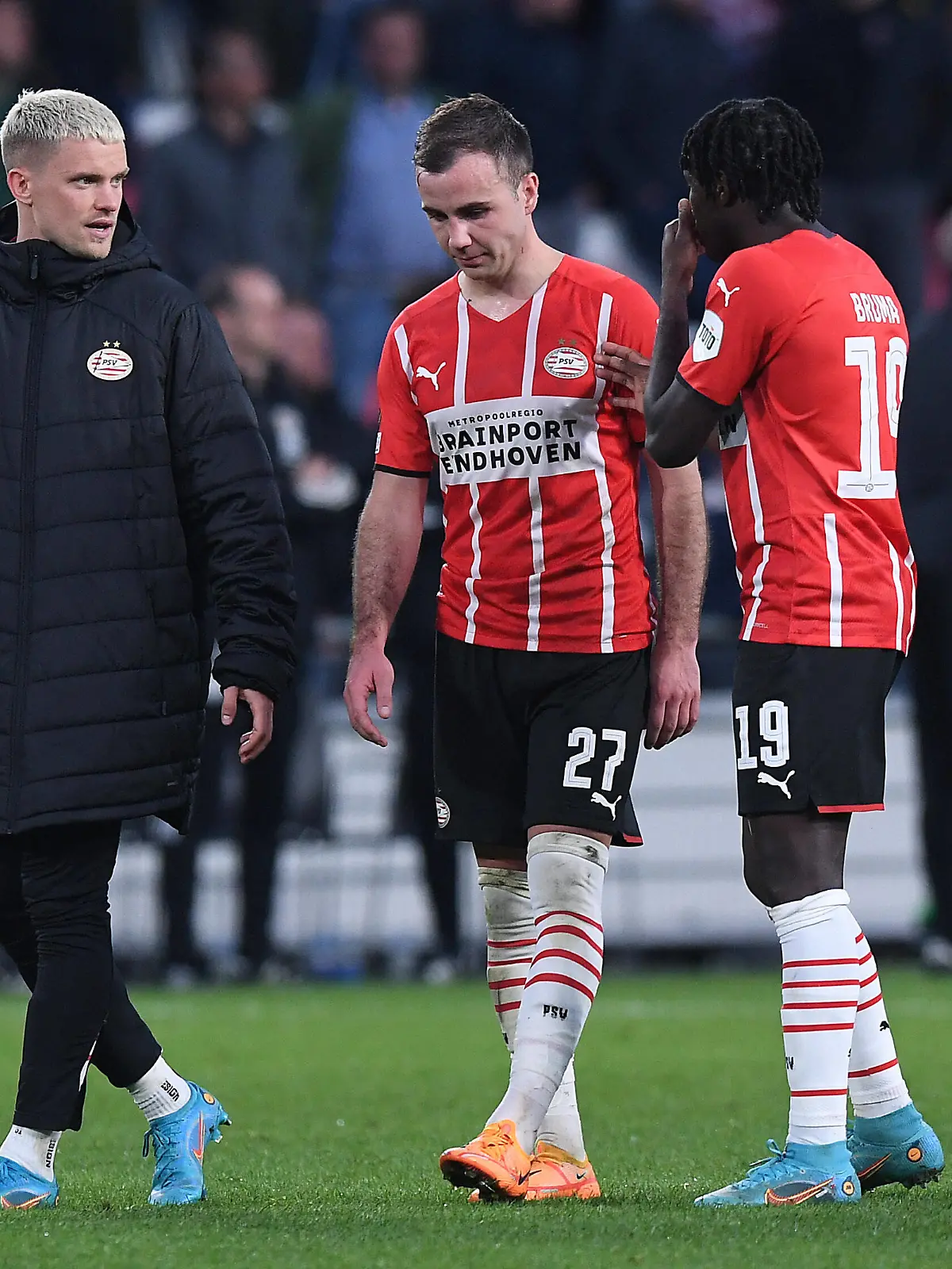  Fußball Conference League Viertelfinale PSV Eindhoven - Leicester City am 14.04.2022 im Philips-Stadion in Eindhoven Philipp Max  Eindhoven , links - Mario Götze  Eindhoven , mitte - Bruma  Eindhoven , rechts - enttäuscht nach dem Spielende *** Soccer Conference League quarterfinals PSV Eindhoven Leicester City on 14 04 2022 at the Philips Stadium in Eindhoven Philipp Max Eindhoven , left Mario Götze Eindhoven , center Bruma Eindhoven , right disappointed after the end of the game xRx