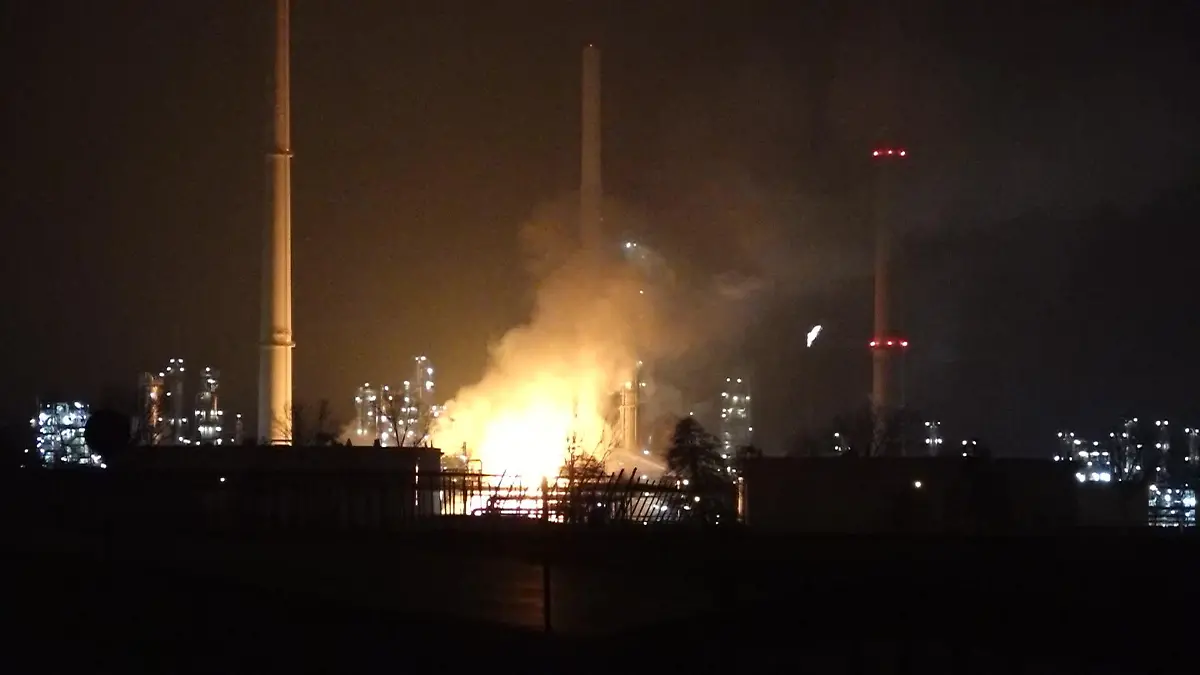 Flammen schlagen aus Raffinerie Vier Verletzte