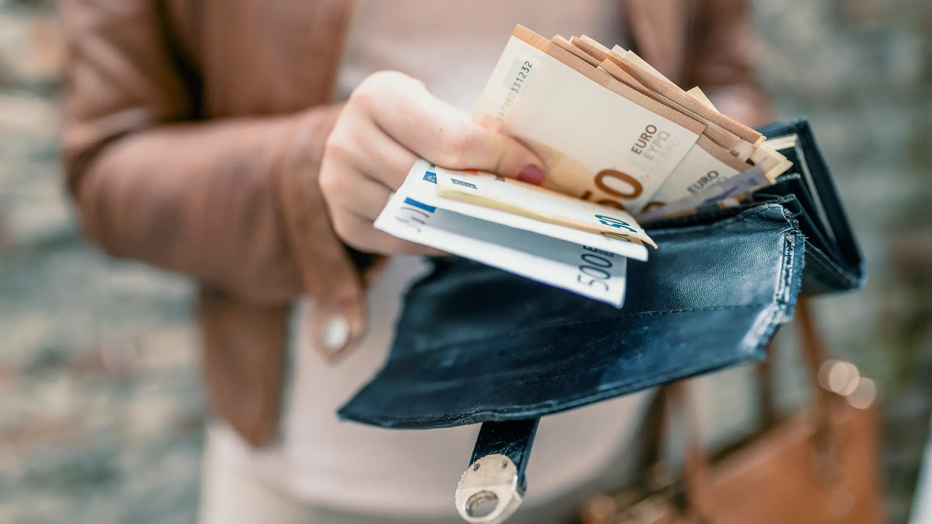 Eine Frau zählt Geld. 