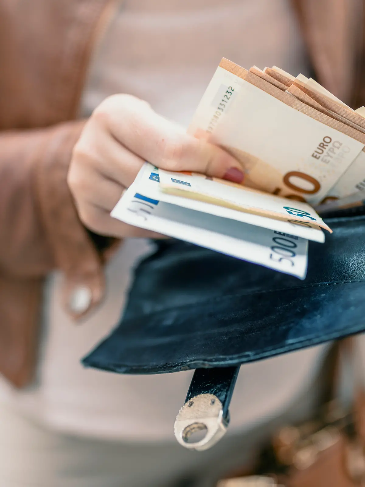 Eine Frau zählt Geld. 