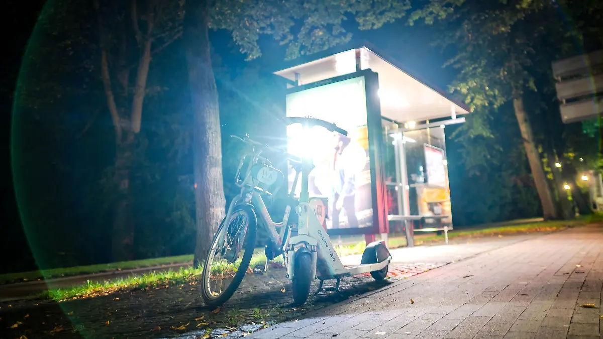 Ein Mann verbringt die Nacht an einer Bushaltestelle und wird durchgefroren von der Polizei gefunden.(Symbolbild)