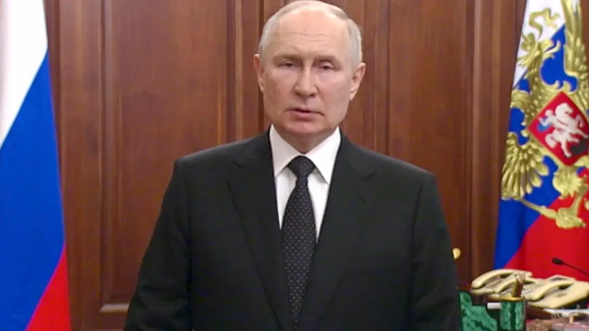 SCREENSHOT - 24.06.2023, Russland, Moskau: HANDOUT - Auf diesem vom Pressedienst des russischen Präsidenten veröffentlichten Foto spricht Wladimir Putin, Präsident von Russland, zur Nation. In Russland eskaliert der Konflikt zwischen der Söldnergruppe Wagner und der regulären Armee. Russlands Präsident Wladimir Putin hat angesichts des bewaffneten Aufstands des Chefs der Söldnerarmee Wagner, Jewgeni Prigoschin, von «Verrat» gesprochen. Foto: Uncredited/Russian Presidential Press Service/AP/dpa - ACHTUNG: Nur zur redaktionellen Verwendung und nur mit vollständiger Nennung des vorstehenden Credits +++ dpa-Bildfunk +++