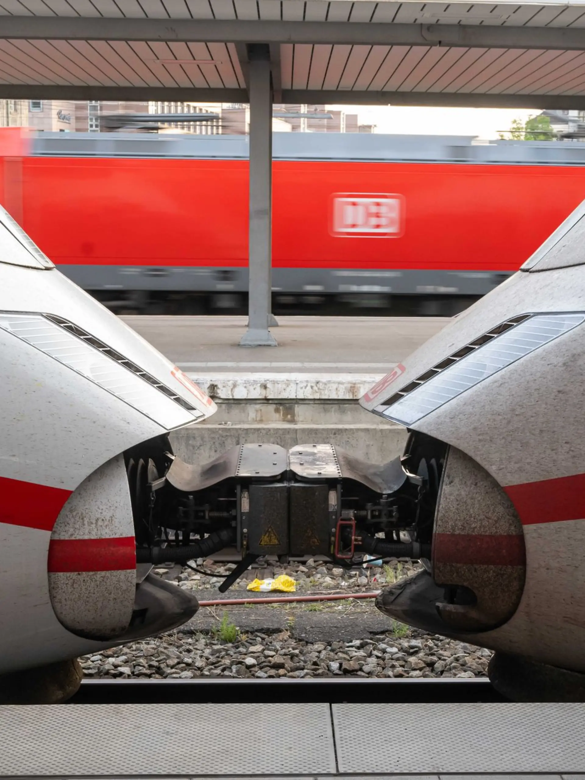 Bild zu: "Mann klammert sich bei über 200 km/h an ICE! "