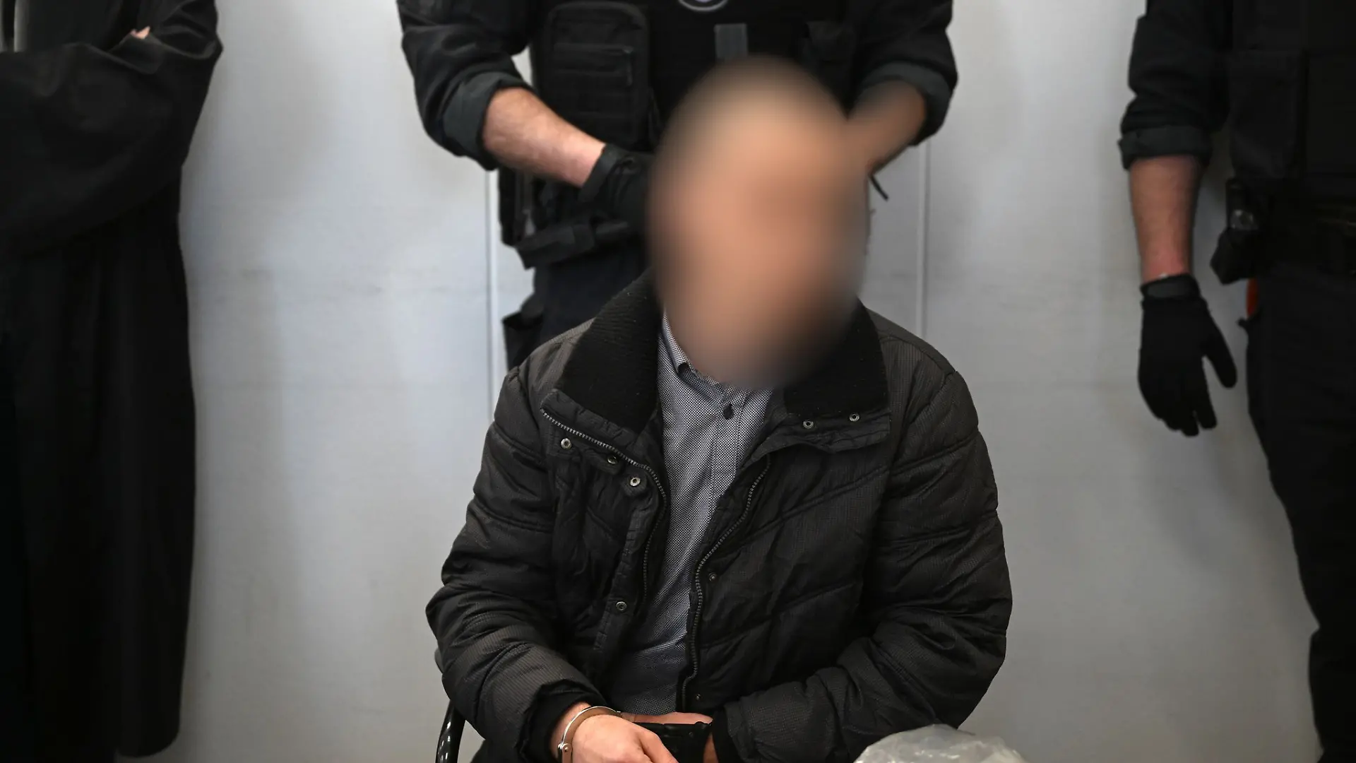 Der wegen Mordes an der neunjährigen Valeriia Angeklagte wartet am Landgericht Chemnitz auf den Beginn seines Prozesses.