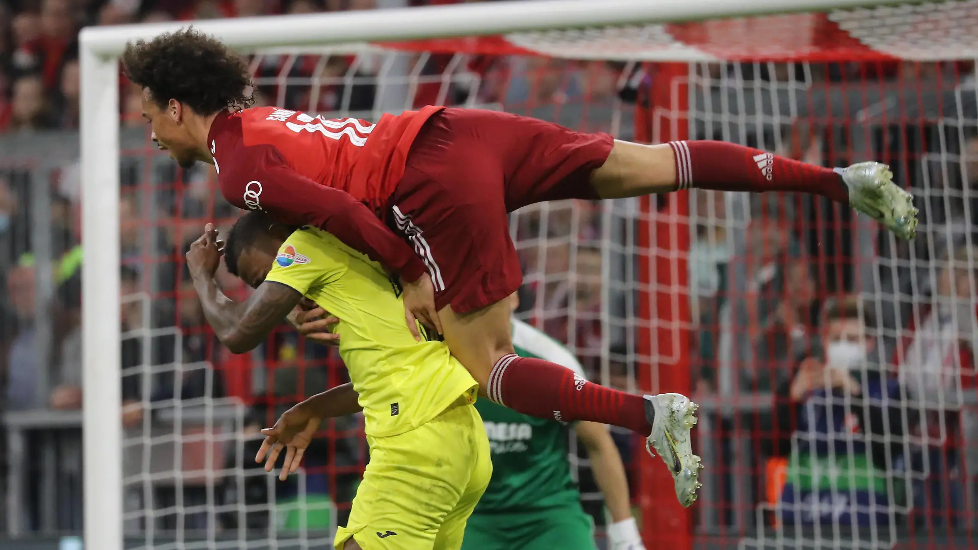 Fussball Champions League Quater Final FC Bayern München - Villarreal 1:1 Akrobatische Einlage von Leroy Sane München Bayern Deutschland Allianz Arena *** Football Champions League Quater Final FC Bayern Munich Villarreal 1 1 Leroy Sane acrobatic interlude Munich Bayern Germany Allianz Arena