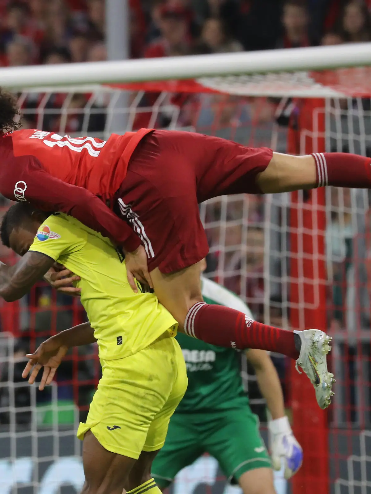Fussball Champions League Quater Final FC Bayern München - Villarreal 1:1 Akrobatische Einlage von Leroy Sane München Bayern Deutschland Allianz Arena *** Football Champions League Quater Final FC Bayern Munich Villarreal 1 1 Leroy Sane acrobatic interlude Munich Bayern Germany Allianz Arena 
