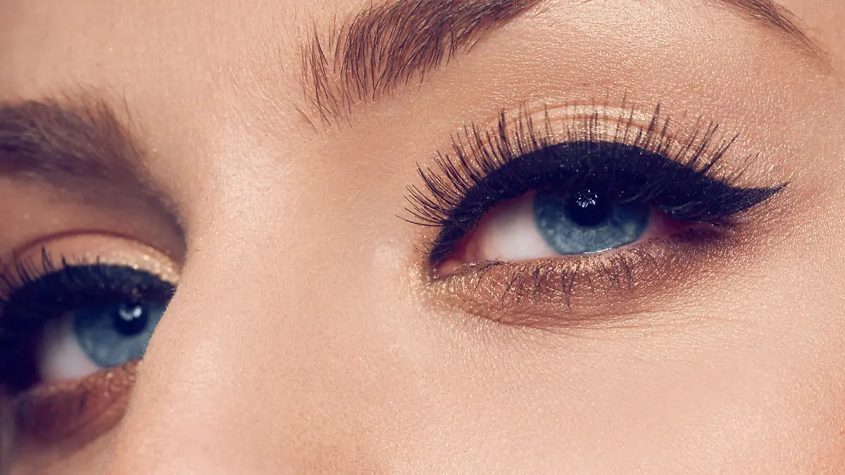 Augen mit Bold Eyeliner Trend.