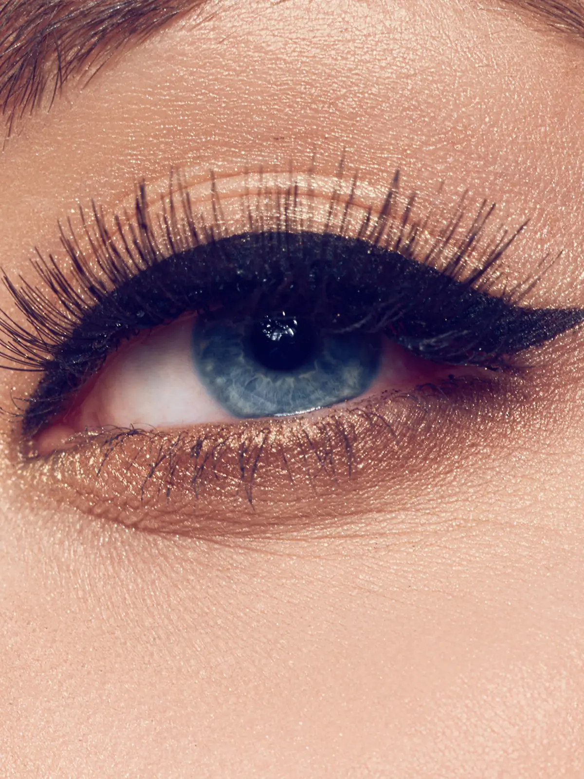 Augen mit Bold Eyeliner Trend.