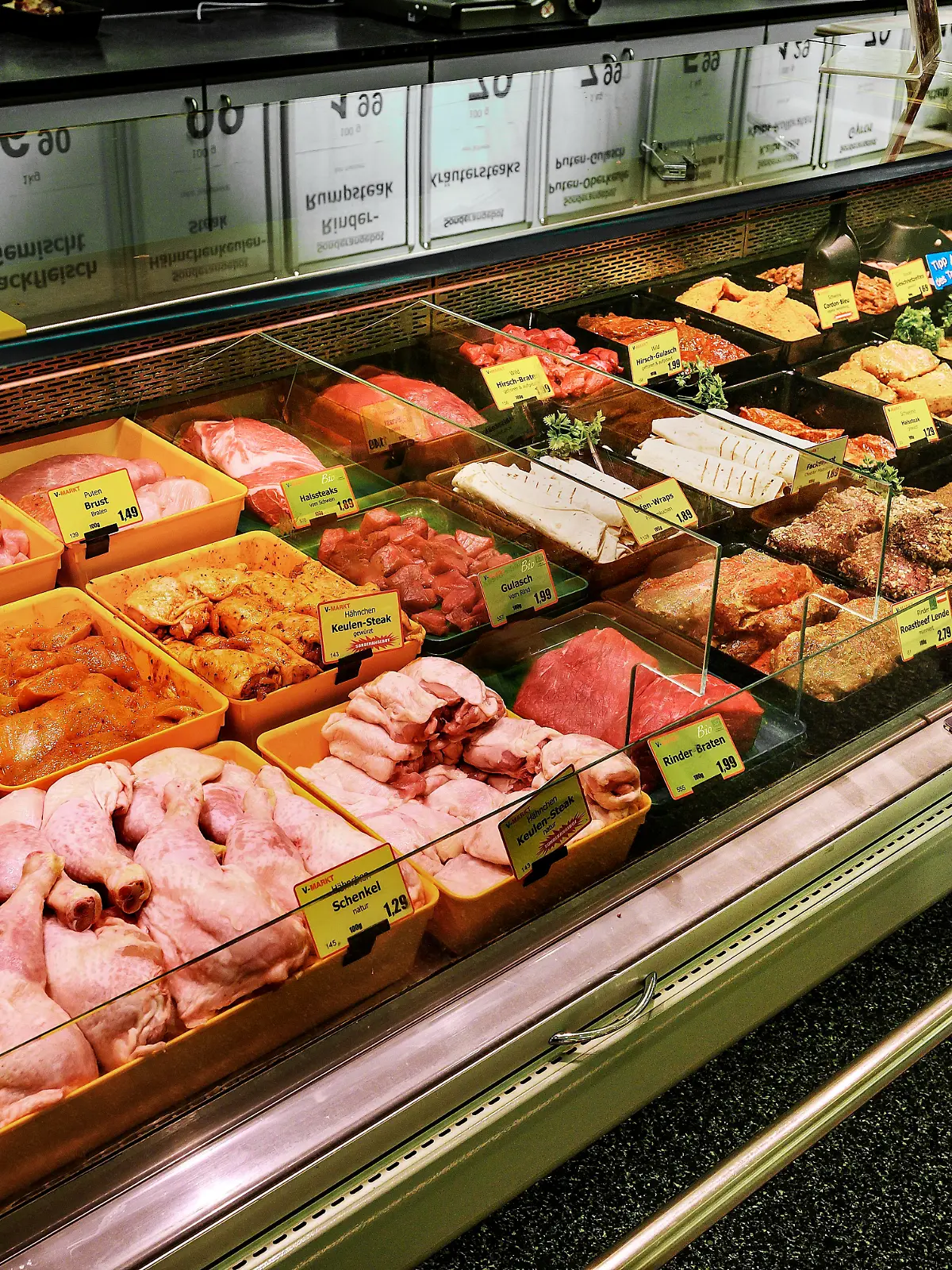 Fleischtheke im Supermarkt. 