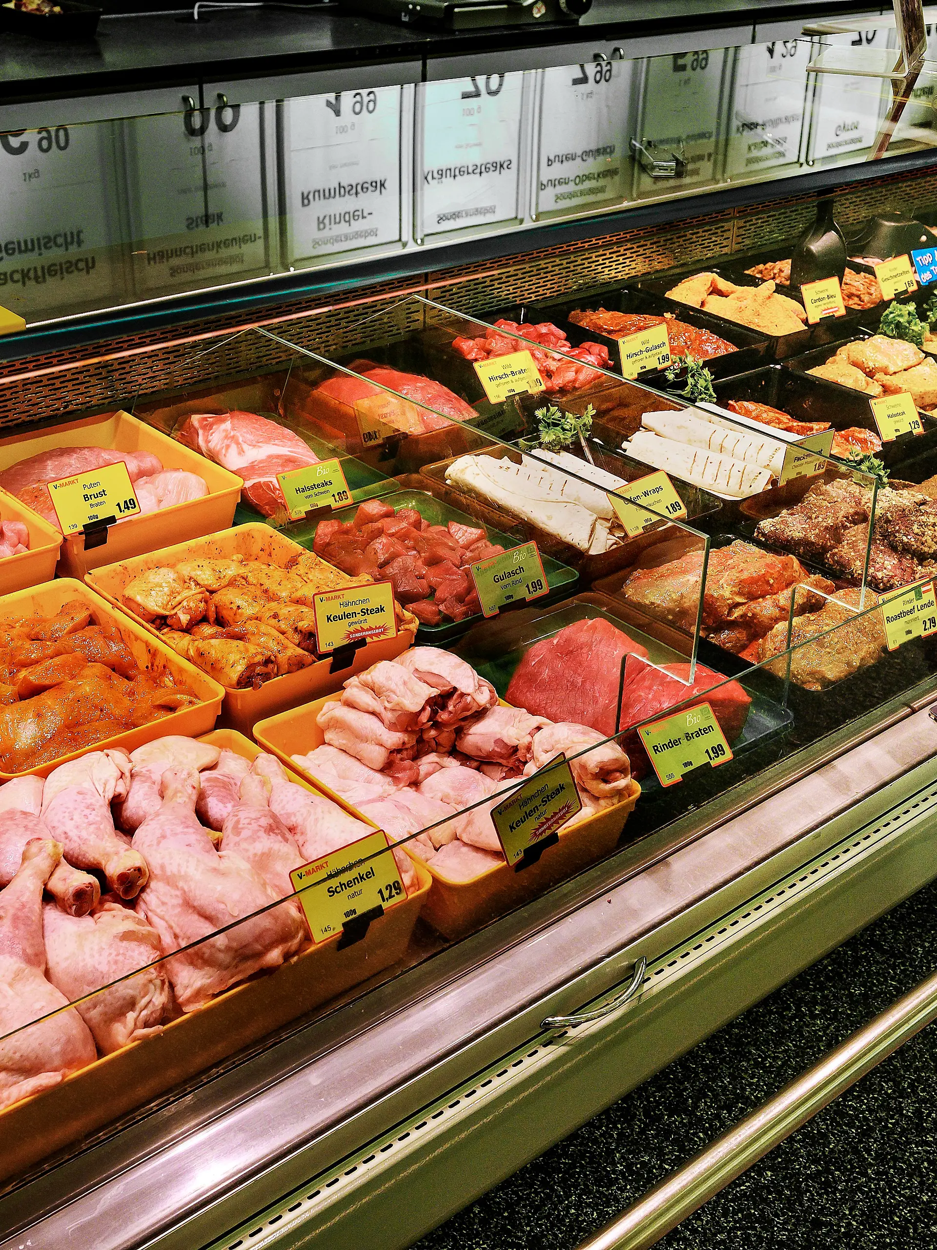 Fleischtheke im Supermarkt. 