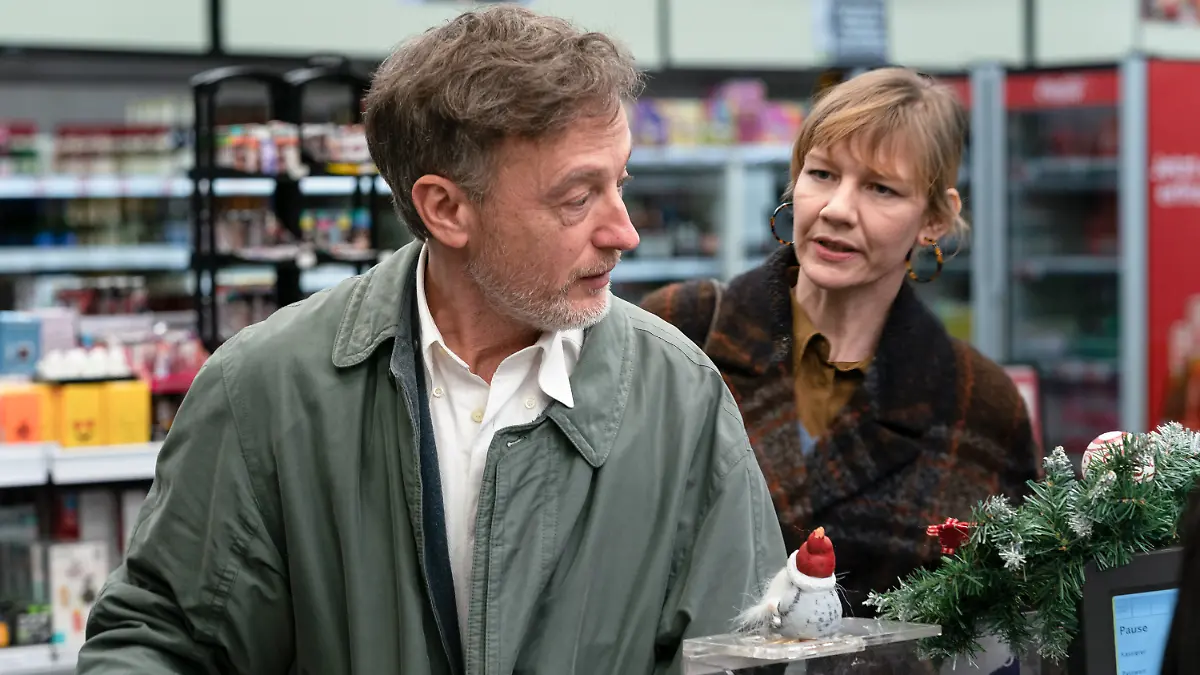 Jan Henrik Stahlberg und Sandra Hüller in der „Zeit Verbrechen”-Folge „Love by Proxy”. © 2024 Viacom International Inc. All Rights Reserved.