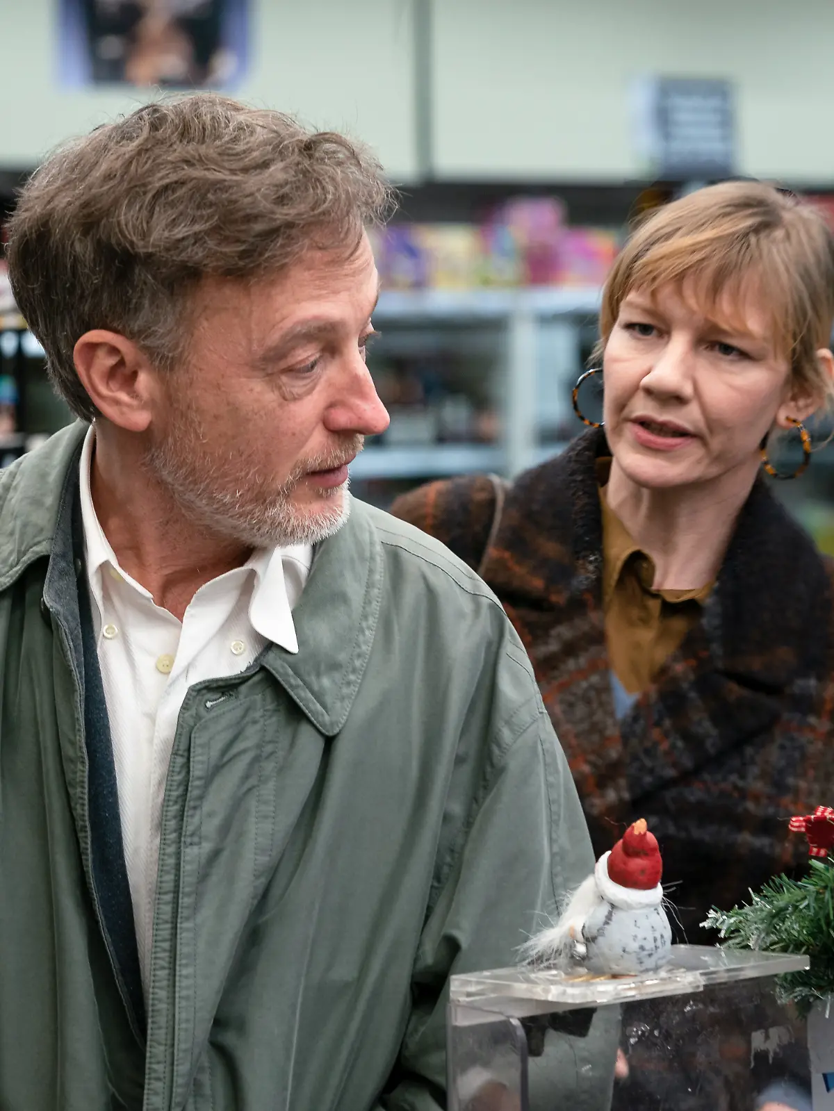 Jan Henrik Stahlberg und Sandra Hüller in der „Zeit Verbrechen”-Folge „Love by Proxy”. © 2024 Viacom International Inc. All Rights Reserved.