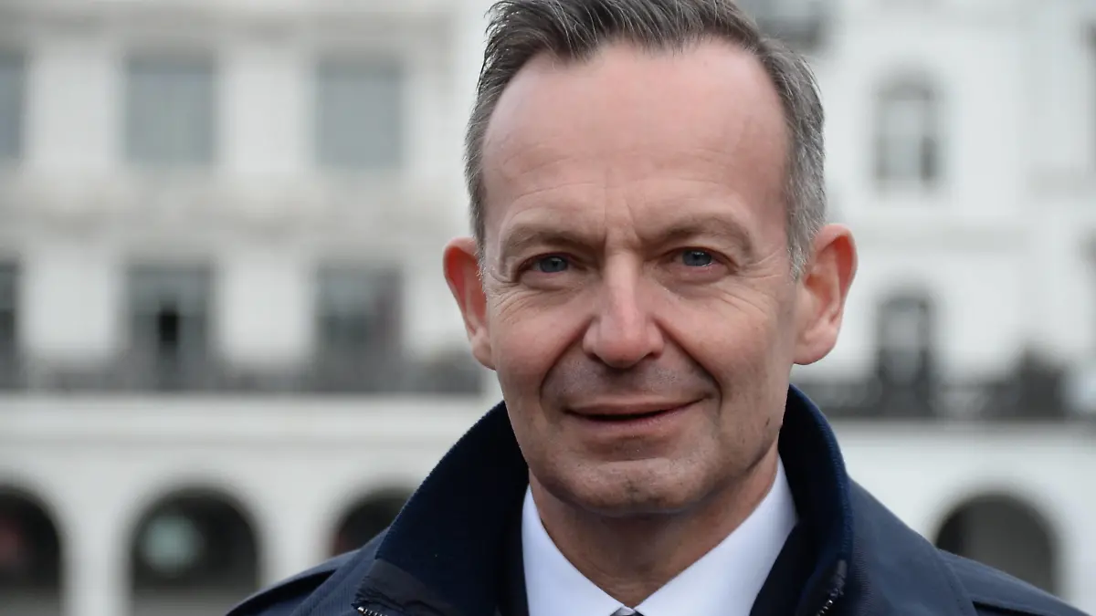  Bildinfo: Volker Wissing FDP auf dem Hamburger Rathausmarkt - Das Bundesministerium für Digitales und Verkehr BMDV fördert die Umstellung des öffentlichen Nahverkehrs auf Elektromobilität in Hamburg mit rund 160 Millionen Euro. Bundesverkehrsminister Volker Wissing überreichte heute den Förderbescheid im Beisein des Senators für Verkehr und Mobilitätswende Anjes Tjarks an die Hamburger Hochbahn AG HOCHBAHN, vertreten durch den Vorstandsvorsitzenden Henrik Falk und die Verkehrsbetriebe Hamburg-Holstein GmbH VHH, vertreten durch den Geschäftsführer Toralf Müller. Mit dabei sind Schülerinnen und Schüler der Stadtteilschule Walddörfer, die diesen Scheck für die Zukunft stellvertretend entgegennahmen. Die Fördermitt