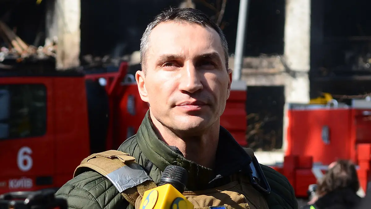 15.03.2022, Ukraine, Kiew: Wladimir Klitschko, ehemaliger ukrainischer Box-Profi, spricht vor einem von den russischen Truppen beschossenen Wohnhaus mit Journalisten. Der frühere Box-Weltmeister Wladimir Klitschko ist mit einer Delegation aus der ukrainischen Hauptstadt Kiew nach Deutschland gefahren. «Es sind Treffen mit hochrangigen Politikern für eine politische Unterstützung der Ukraine geplant», teilte sein Bruder Vitali, der Bürgermeister von Kiew, am Donnerstag im Nachrichtenkanal Telegram mit. Es gehe dabei um wirtschaftliche, humanitäre und militärische Hilfe für den von Russland angegriffenen Staat. Foto: -/ukrin/dpa +++ dpa-Bildfunk +++