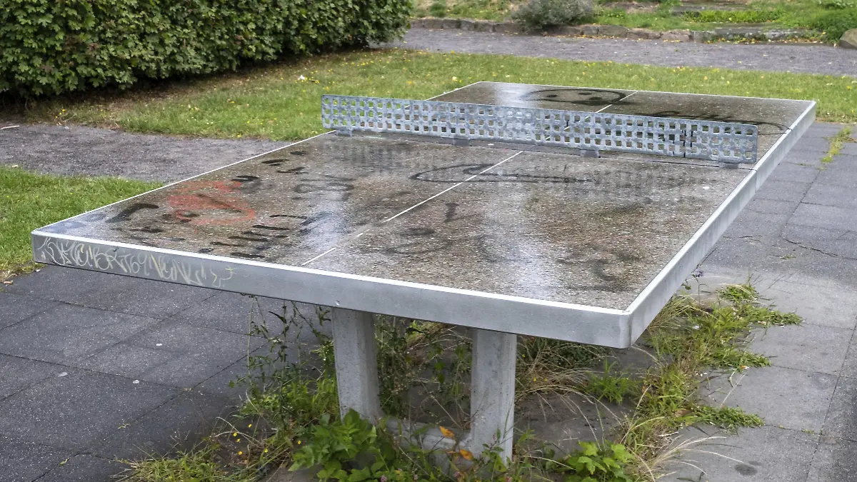 Tischtennisplatte draußen im Regen