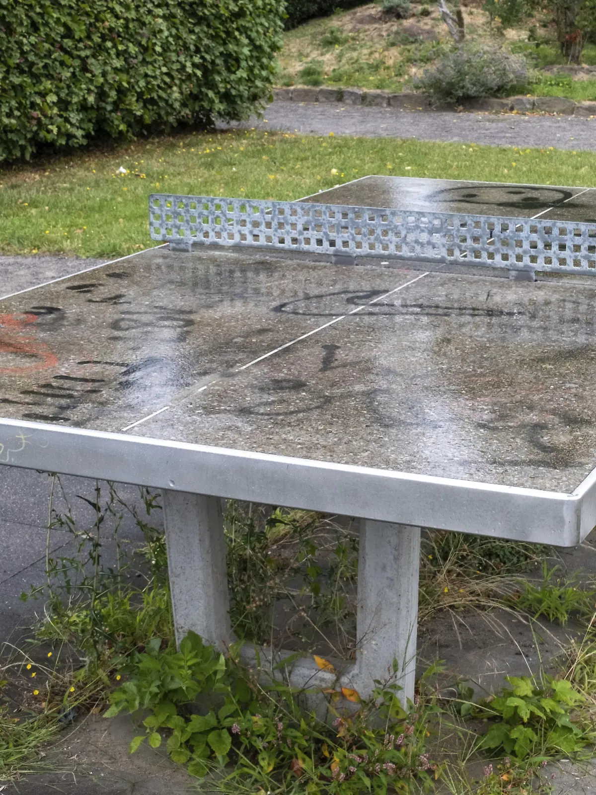 Tischtennisplatte draußen im Regen
