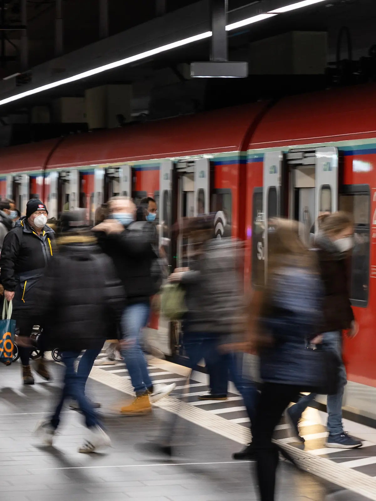 ARCHIV - 22.11.2021, Hessen, Frankfurt/Main: Aussteigende Fahrgäste an der Station Frankfurt Hauptbahnhof. (zu dpa "Bundesministerium: Offene Fragen zum Nahverkehr-Rabatt zügig klären") Foto: Hannes P. Albert/dpa +++ dpa-Bildfunk +++