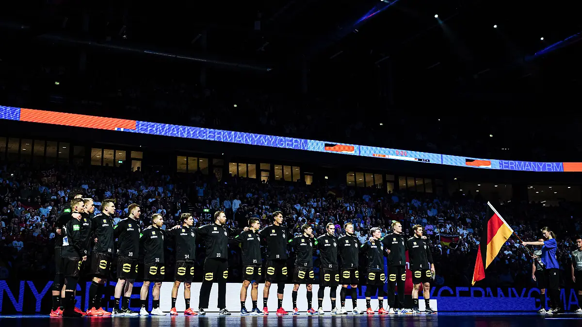 Das DHB-Team bei der Nationalhymne.