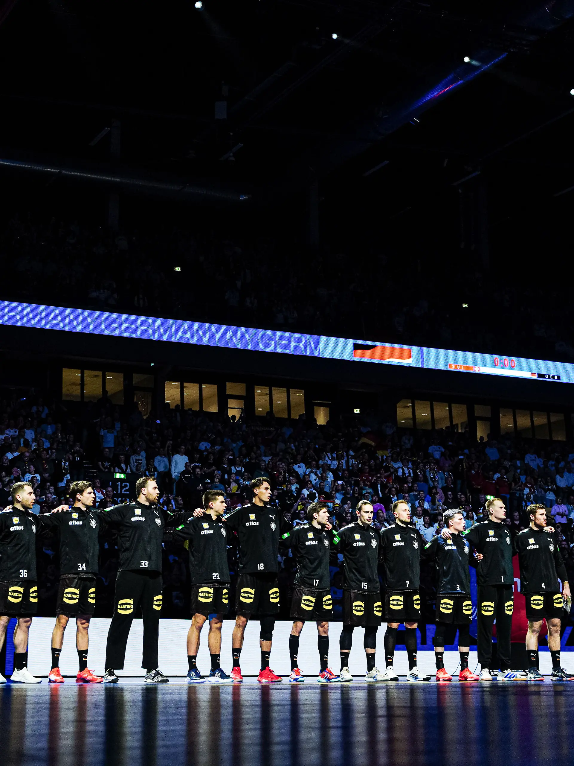 Das DHB-Team bei der Nationalhymne.