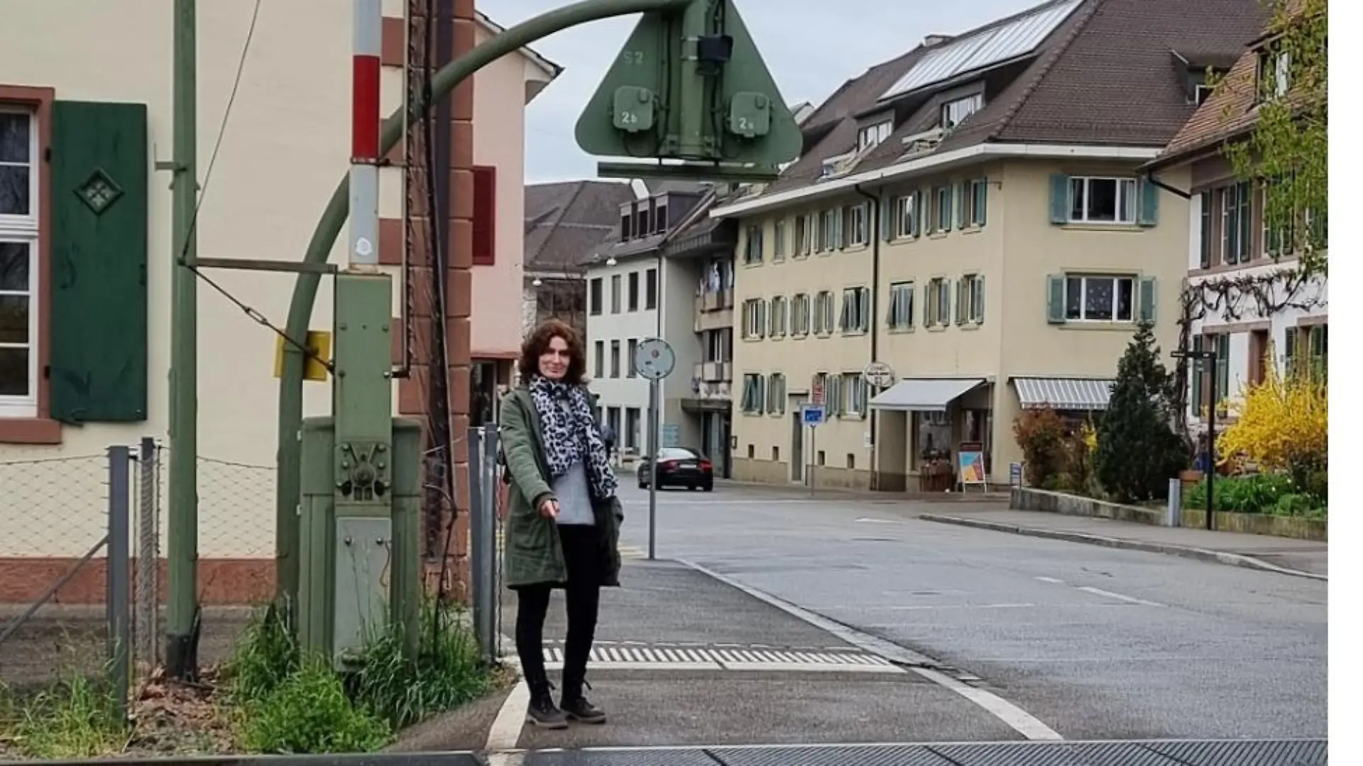 Ein Junge rettet eine 79-Jährige, als die auf diesem Bahnübergang stürzte.