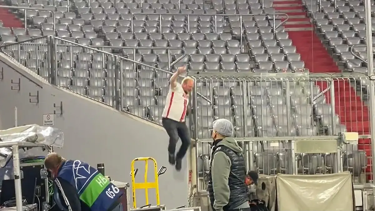 Ein Fan des 1. FC Köln enterte nach dem Aus der Bayern in der Champions League gegen Villarreal die Allianz Arena in München