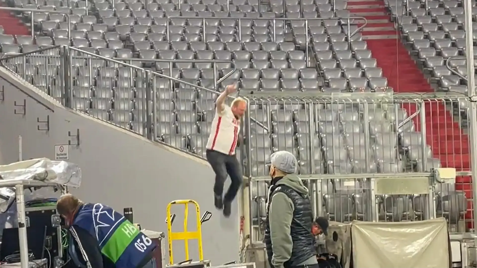Ein Fan des 1. FC Köln enterte nach dem Aus der Bayern in der Champions League gegen Villarreal die Allianz Arena in München