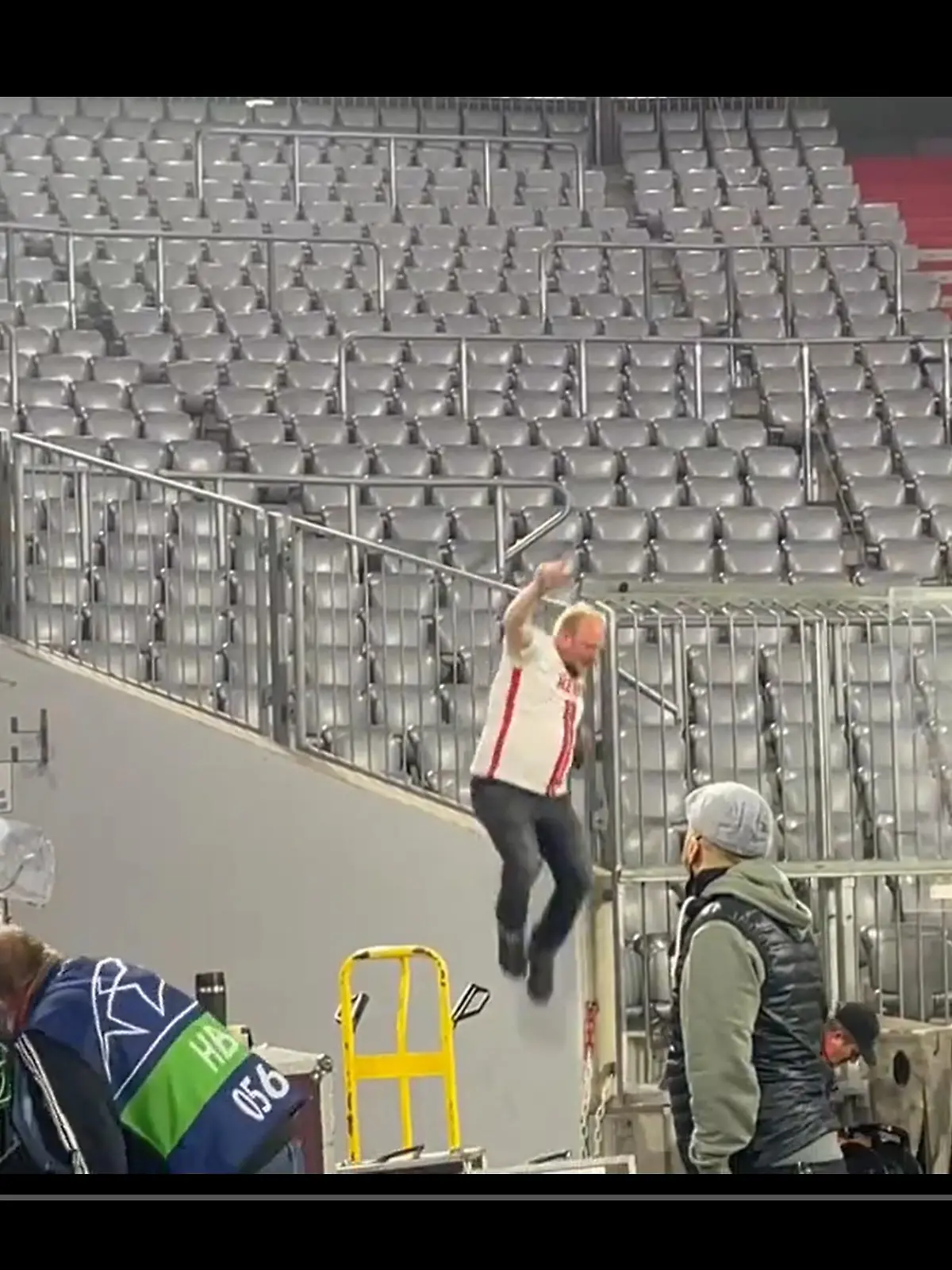 Ein Fan des 1. FC Köln enterte nach dem Aus der Bayern in der Champions League gegen Villarreal die Allianz Arena in München