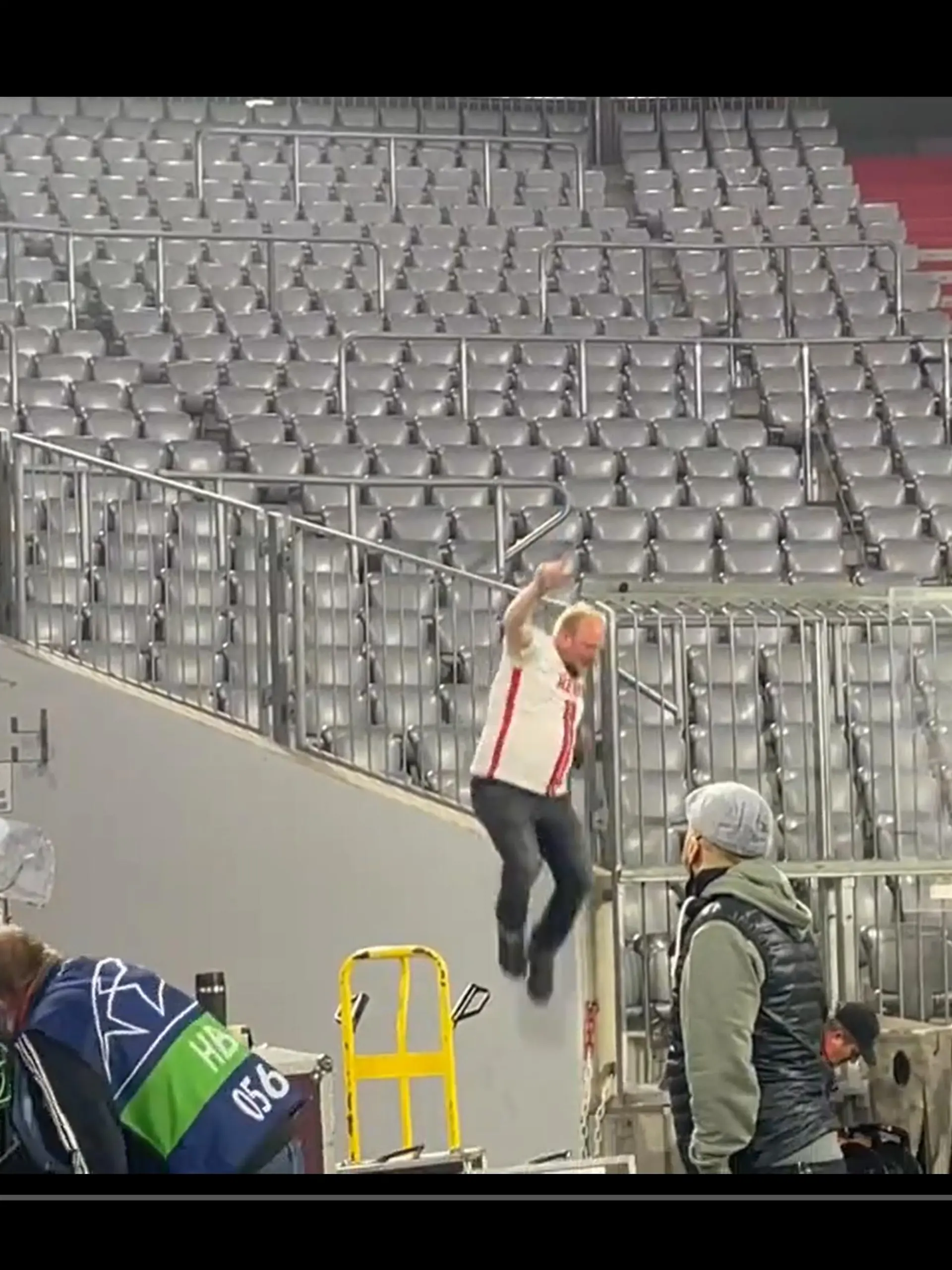 Ein Fan des 1. FC Köln enterte nach dem Aus der Bayern in der Champions League gegen Villarreal die Allianz Arena in München